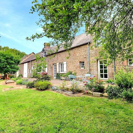 La Bremande Bed & Breakfast Saint-Georges-de-Reintembault Exterior photo