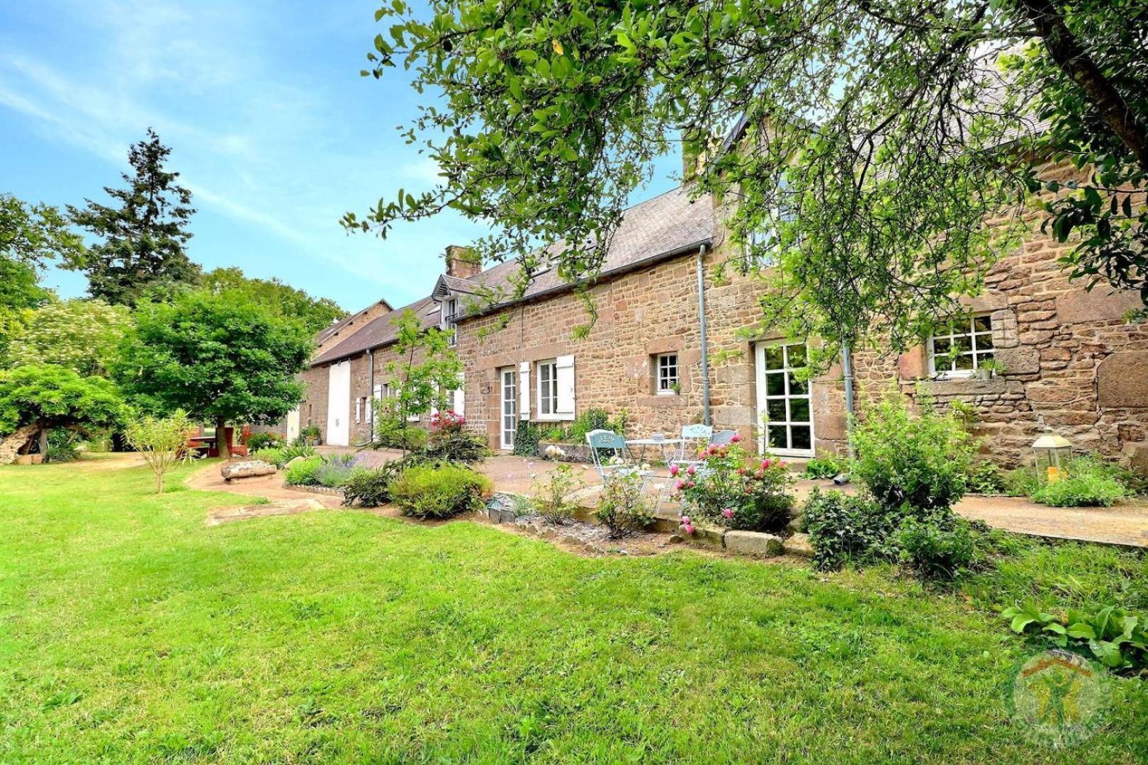 La Bremande Bed & Breakfast Saint-Georges-de-Reintembault Exterior photo